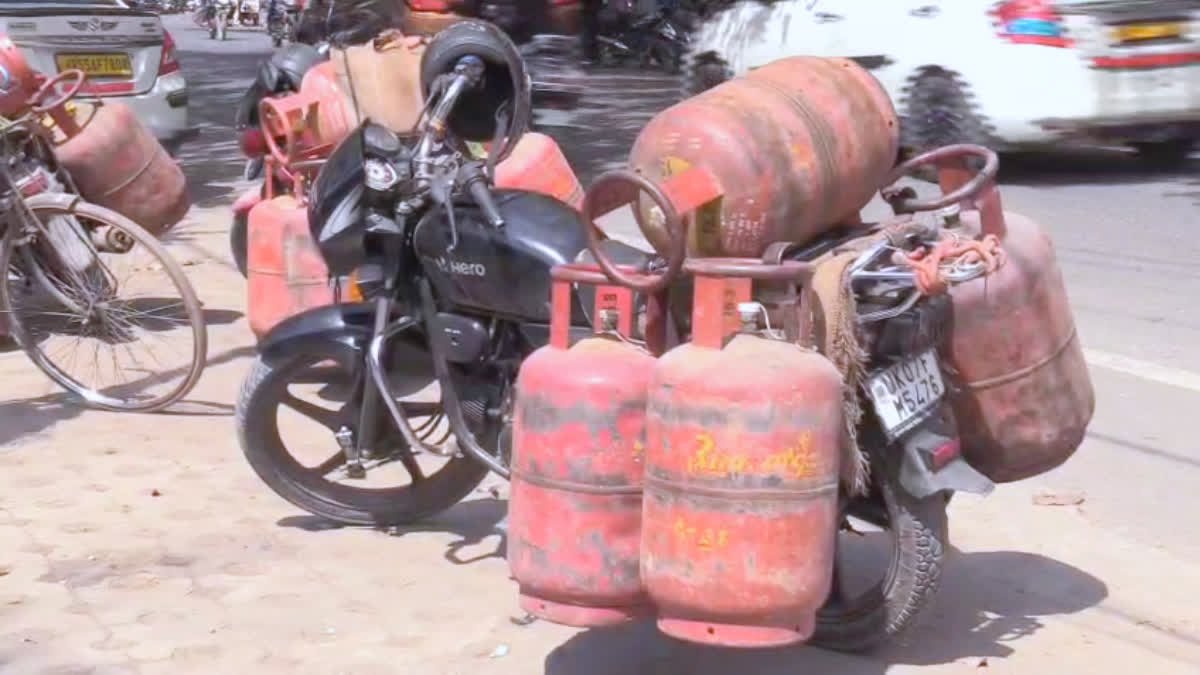 गैस सिलेंडरों की कालाबाजारी रोकने को प्रदेशभर में अभियान, 74 सिलेंडर जब्त