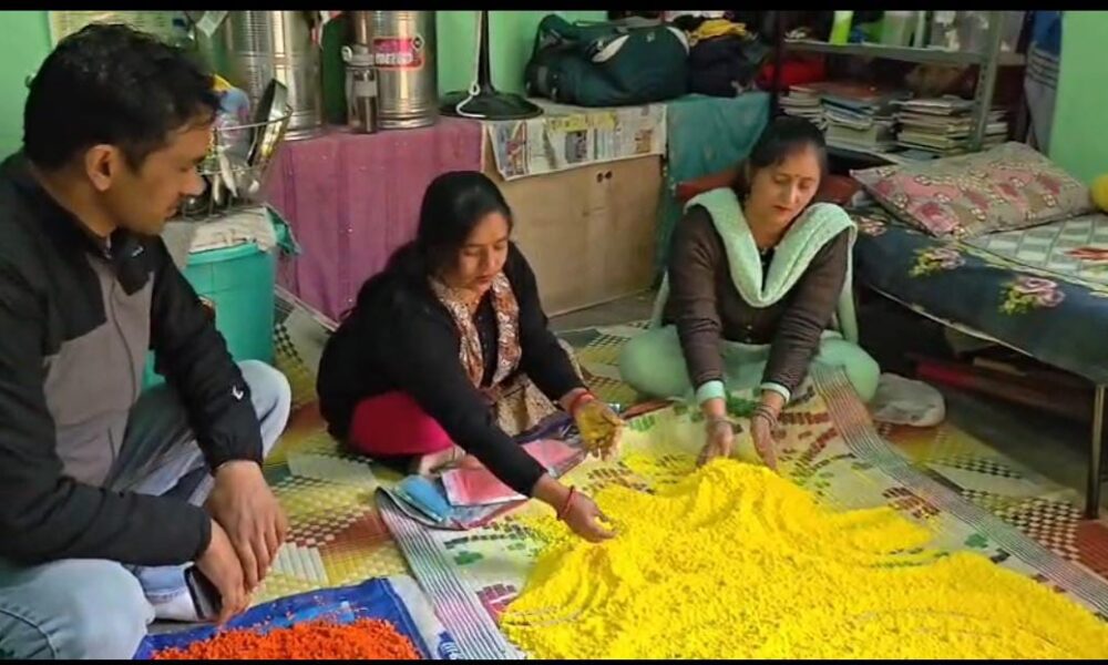 ‘वोकल फॉर लोकल’ अभियान से सशक्त हो रहीं ग्रामीण महिलाएं, प्राकृतिक तरीके से बना रहीं हर्बल कलर