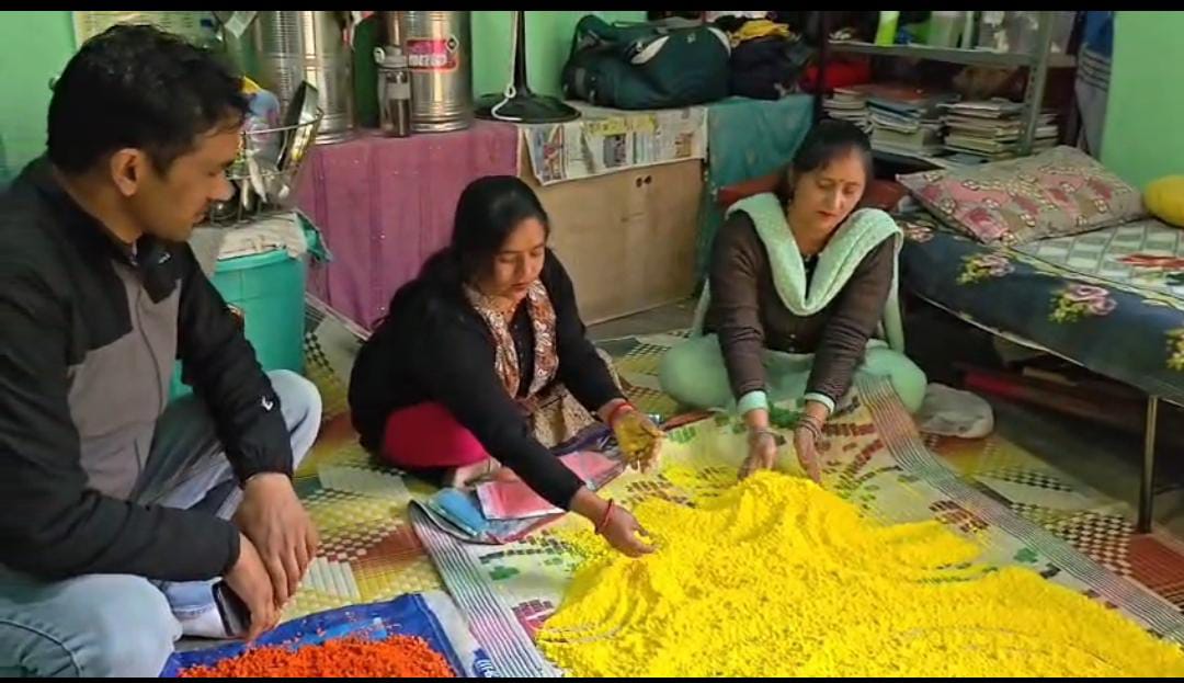‘वोकल फॉर लोकल’ अभियान से सशक्त हो रहीं ग्रामीण महिलाएं, प्राकृतिक तरीके से बना रहीं हर्बल कलर
