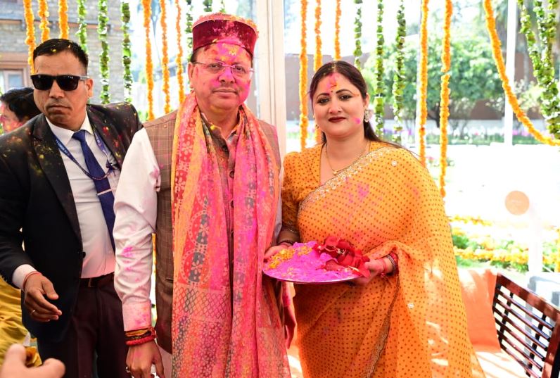 सीएम धामी के ‘द्वार’ पर फाग के रंग, होली मिलन में उमड़ा जनसैलाब