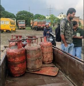 जिला पूर्ति विभाग की बड़ी कार्रवाई, 10 घरेलू गैस सिलेंडर जब्त