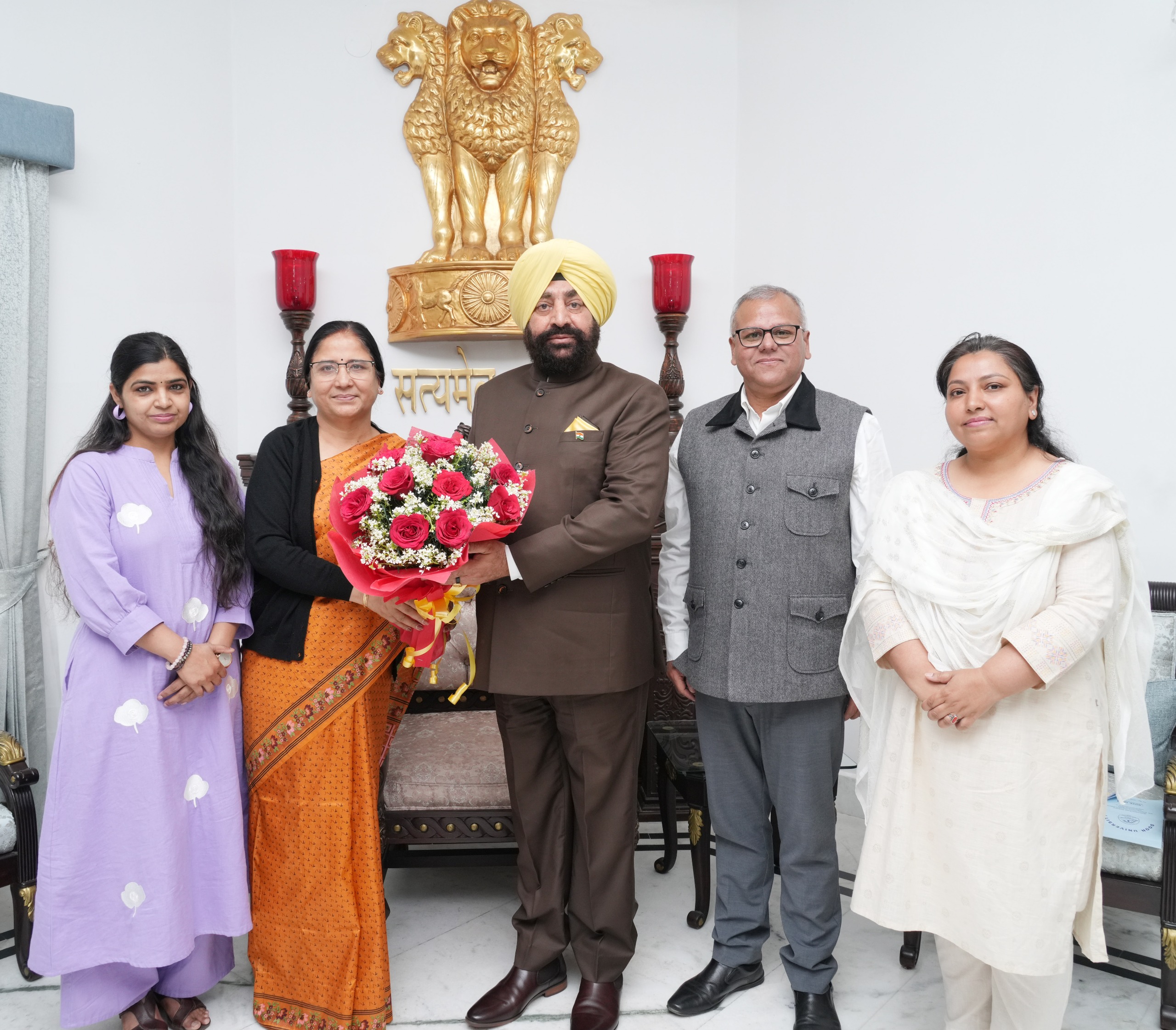 बसंतोत्सव कवरेज पर दून यूनिवर्सिटी के छात्रों की राज्यपाल ने की सराहना, स्मृति चिन्ह प्रदान कर किया सम्मानित