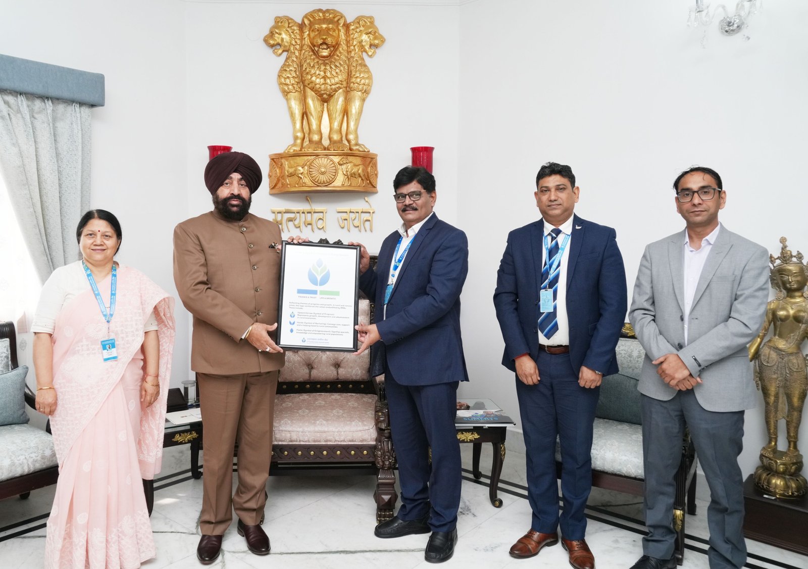 राज्यपाल गुरमीत सिंह ने “समिट्सः द जर्नी ऑफ उत्तराखण्ड ग्रामीण बैंक” बुक की लॉन्च