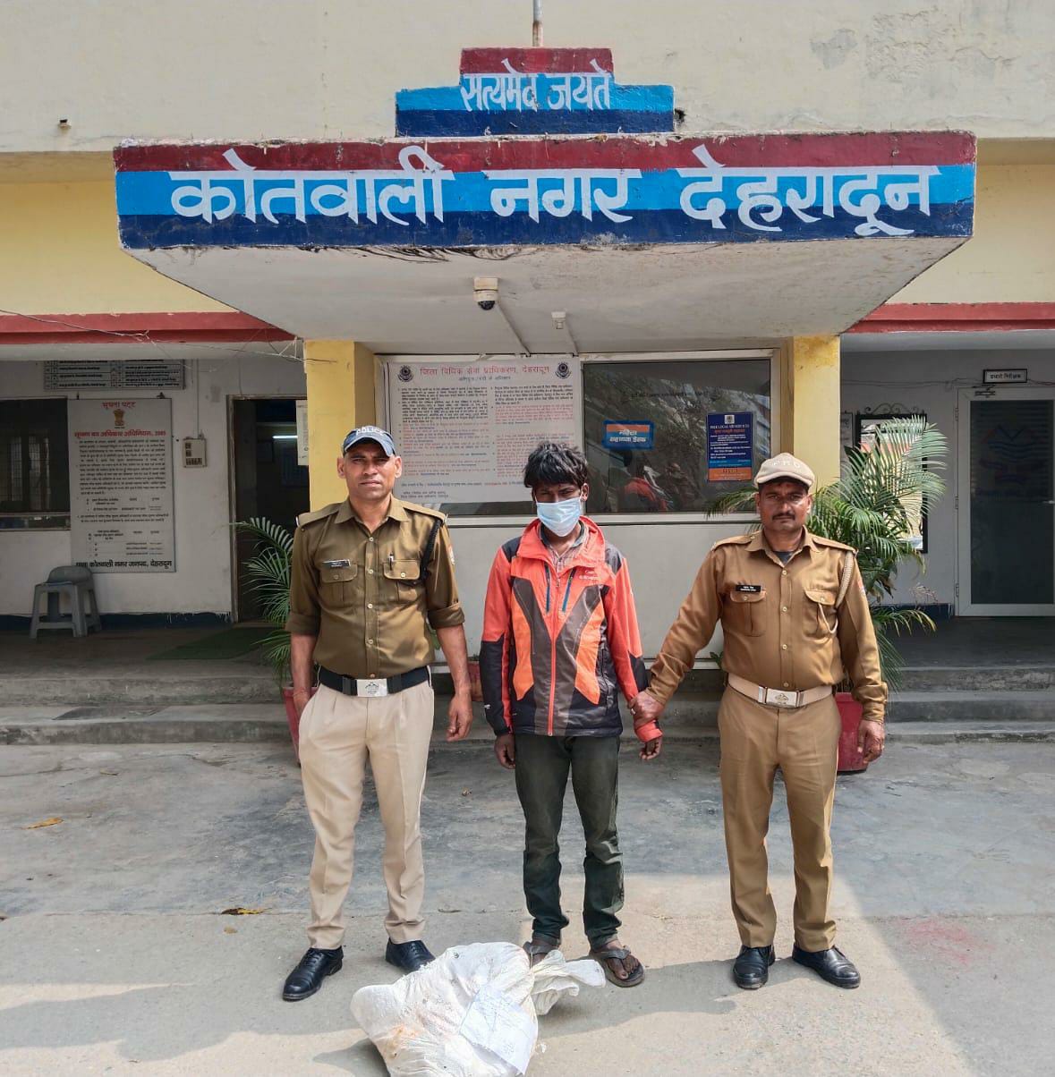 गोदाम में हुई चोरी का दून पुलिस ने किया खुलासा, आरोपी चोरी के सामान के साथ गिरफ्तार