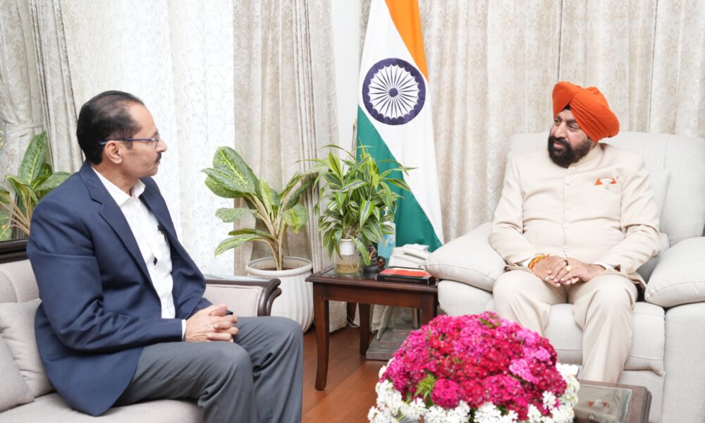 देहरादून में राज्यपाल गुरमीत सिंह से मिले प्लान इंडिया के प्रतिनिधि, स्वच्छता अभियान पर हुई चर्चा