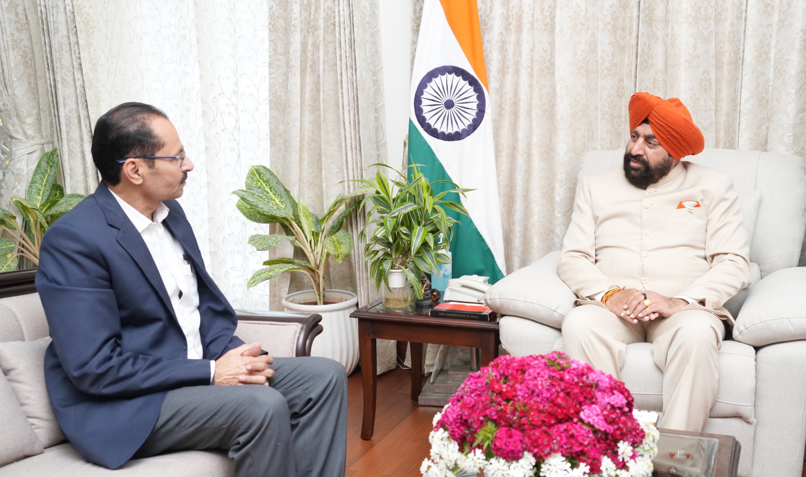 देहरादून में राज्यपाल गुरमीत सिंह से मिले प्लान इंडिया के प्रतिनिधि, स्वच्छता अभियान पर हुई चर्चा