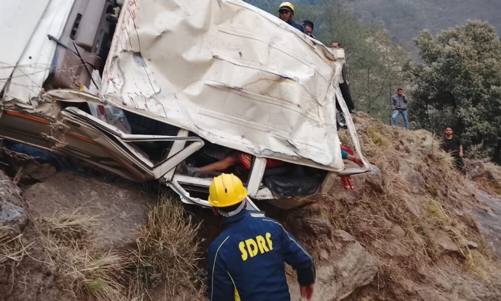 कपकोट में भीषण सड़क हादसा, खाई में गिरा वाहन 2 की मौत 5 घायल