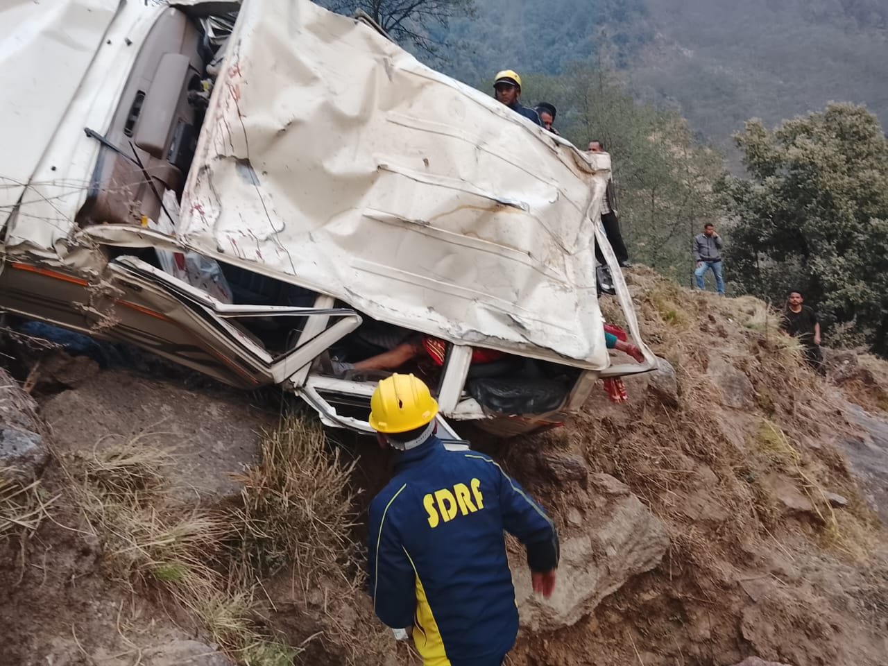 कपकोट में भीषण सड़क हादसा, खाई में गिरा वाहन 2 की मौत 5 घायल