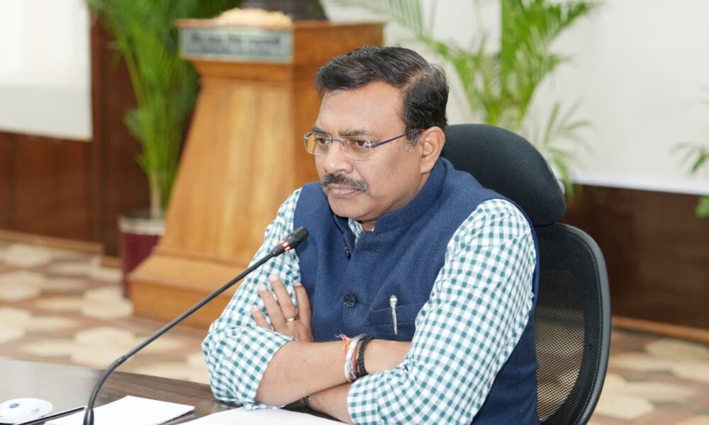 देहरादून: मुख्य सचिव की बैठक में बड़ा फैसला, लंबित परियोजनाओं पर विभागों को अल्टीमेटम