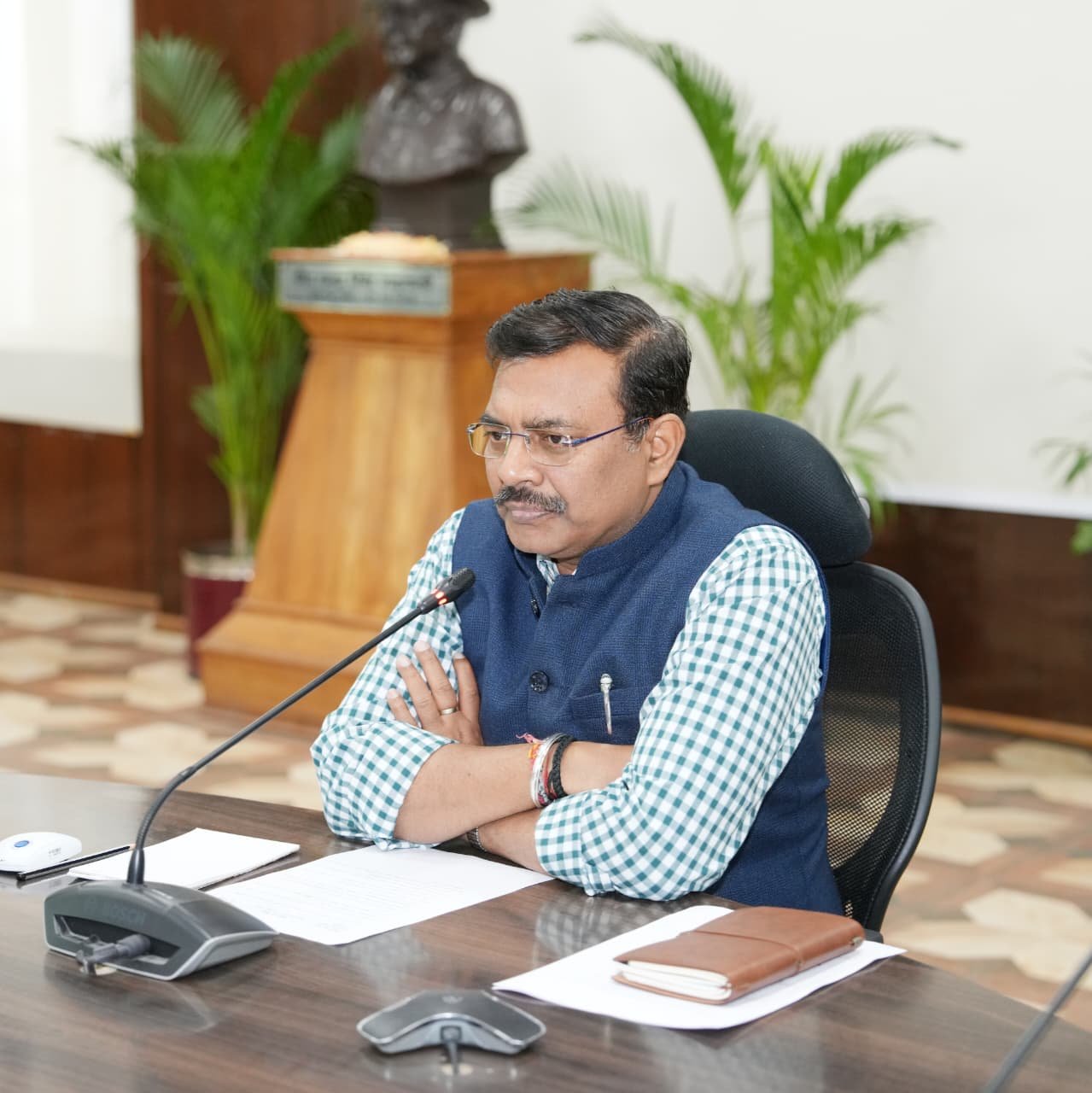 देहरादून: मुख्य सचिव की बैठक में बड़ा फैसला, लंबित परियोजनाओं पर विभागों को अल्टीमेटम