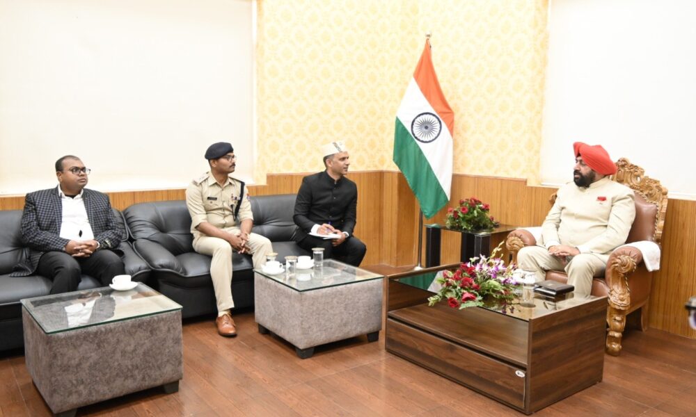 एकदिवसीय पिथौरागढ़ दौरे पर पहुंचे राज्यपाल गुरमीत सिंह, विभिन्न स्टॉलों का निरिक्षण कर की योजनाओं की समीक्षा