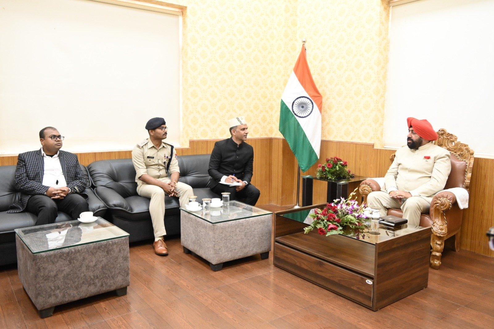 एकदिवसीय पिथौरागढ़ दौरे पर पहुंचे राज्यपाल गुरमीत सिंह, विभिन्न स्टॉलों का निरिक्षण कर की योजनाओं की समीक्षा