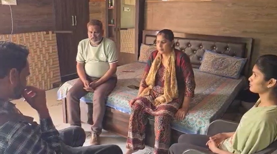 युद्ध के बीच ईरान में फंसे काशीपुर के अर्पित, परिवारजनों ने सकुशल वापसी के लिए लगाई सरकार से गुहार