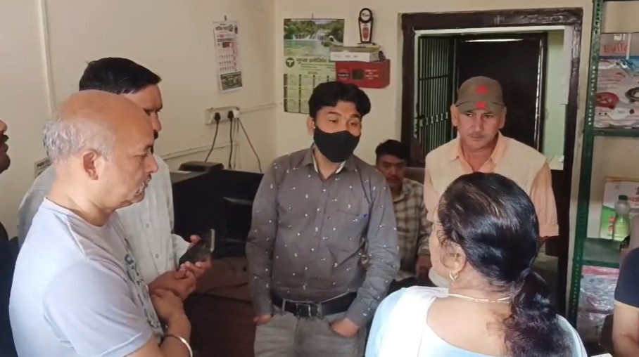 डोईवाला में बढ़ी गैस की किल्लत, गैस आपूर्ति न होने से नहीं हुई सप्लाई गैस गोदाम पर लटके ताले