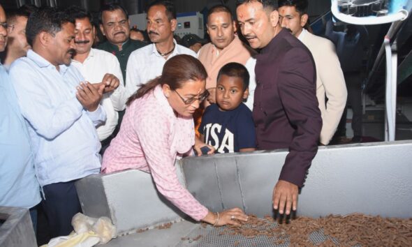 मंत्री रेखा आर्या ने अल्मोड़ा में पिरूल आधारित बायोमास प्लांट का शुभारंभ, महिलाओं को मिलेगा रोजगार