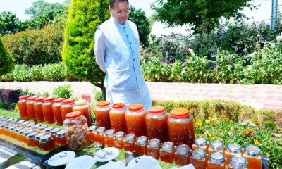 CM धामी ने मुख्यमंत्री आवास में शहद निकालने की प्रक्रिया का अवलोकन, 45 में किया गया 520 किलोग्राम का उत्पादन