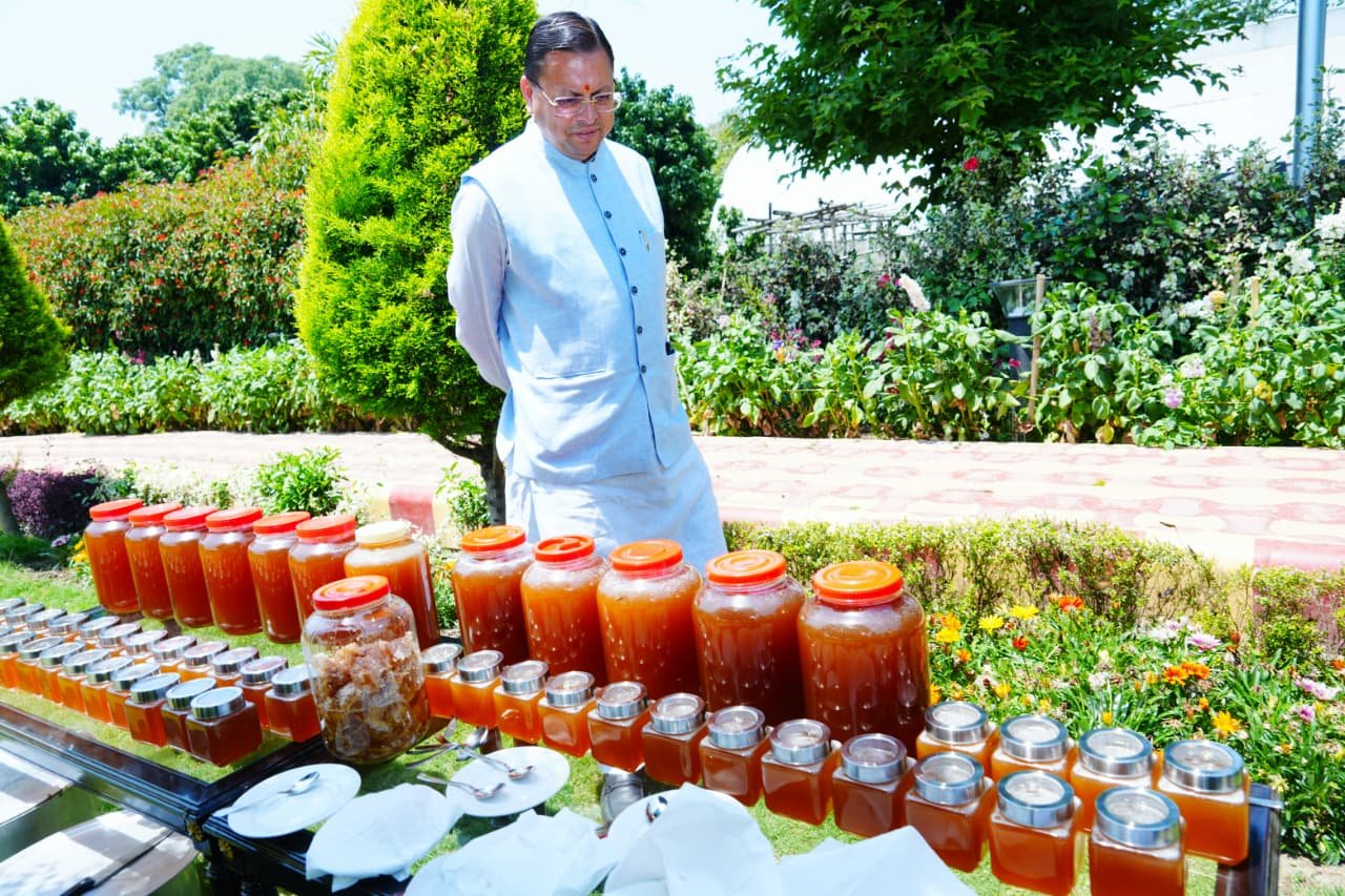 CM धामी ने मुख्यमंत्री आवास में शहद निकालने की प्रक्रिया का अवलोकन, 45 में किया गया 520 किलोग्राम का उत्पादन