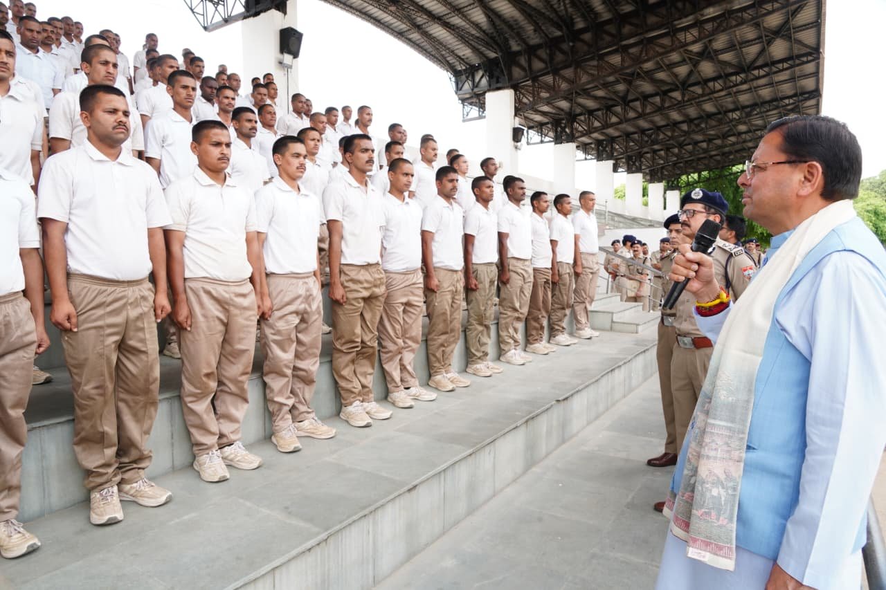 पुलिस लाइन देहरादून पहुंचे सीएम धामी, प्रशिक्षण ले रहे कांस्टेबलों को किया संबोधित