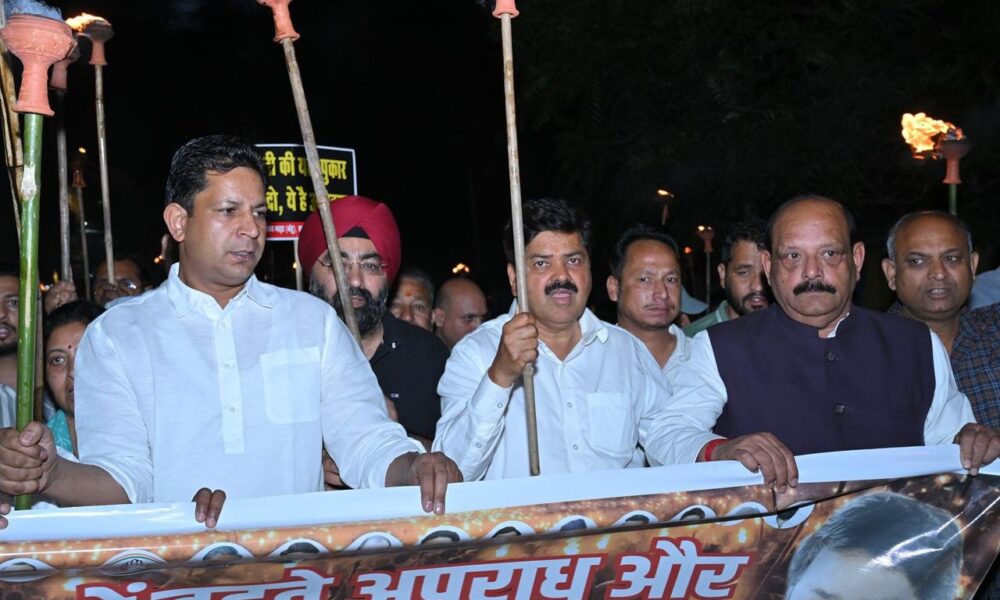 देहरादून में बिगड़ती कानून व्यवस्था पर युवा कांग्रेस का मशाल जुलूस, बढ़ते अपराध पर फूटा गुस्सा