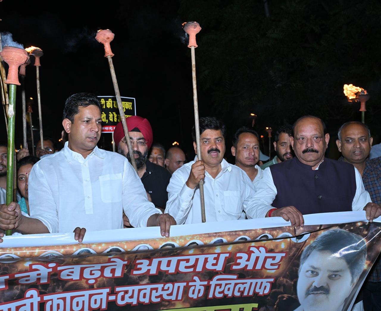 देहरादून में बिगड़ती कानून व्यवस्था पर युवा कांग्रेस का मशाल जुलूस, बढ़ते अपराध पर फूटा गुस्सा