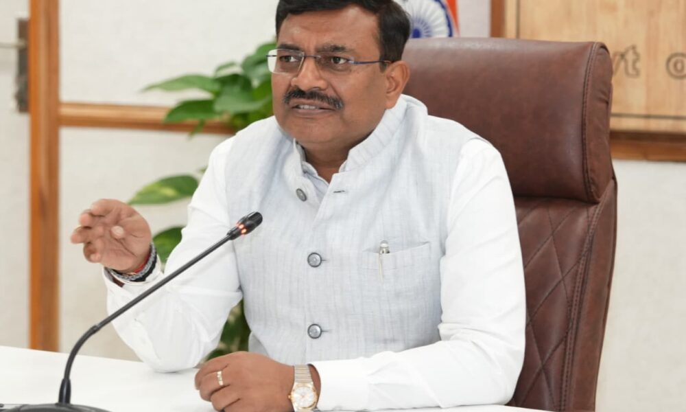 मुख्य सचिव आनंद बर्द्धन ने LPG आपूर्ति पर की बैठक, चारधाम यात्रा और कुंभ 2027 तैयारियों पर दिए निर्देश