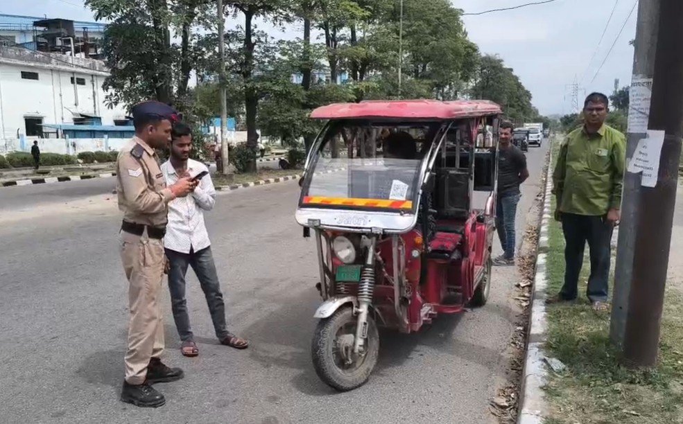 हरिद्वार में ई-रिक्शा पर सख्ती, बिना सत्यापन वाले चालकों पर ताबड़तोड़ कार्रवाई