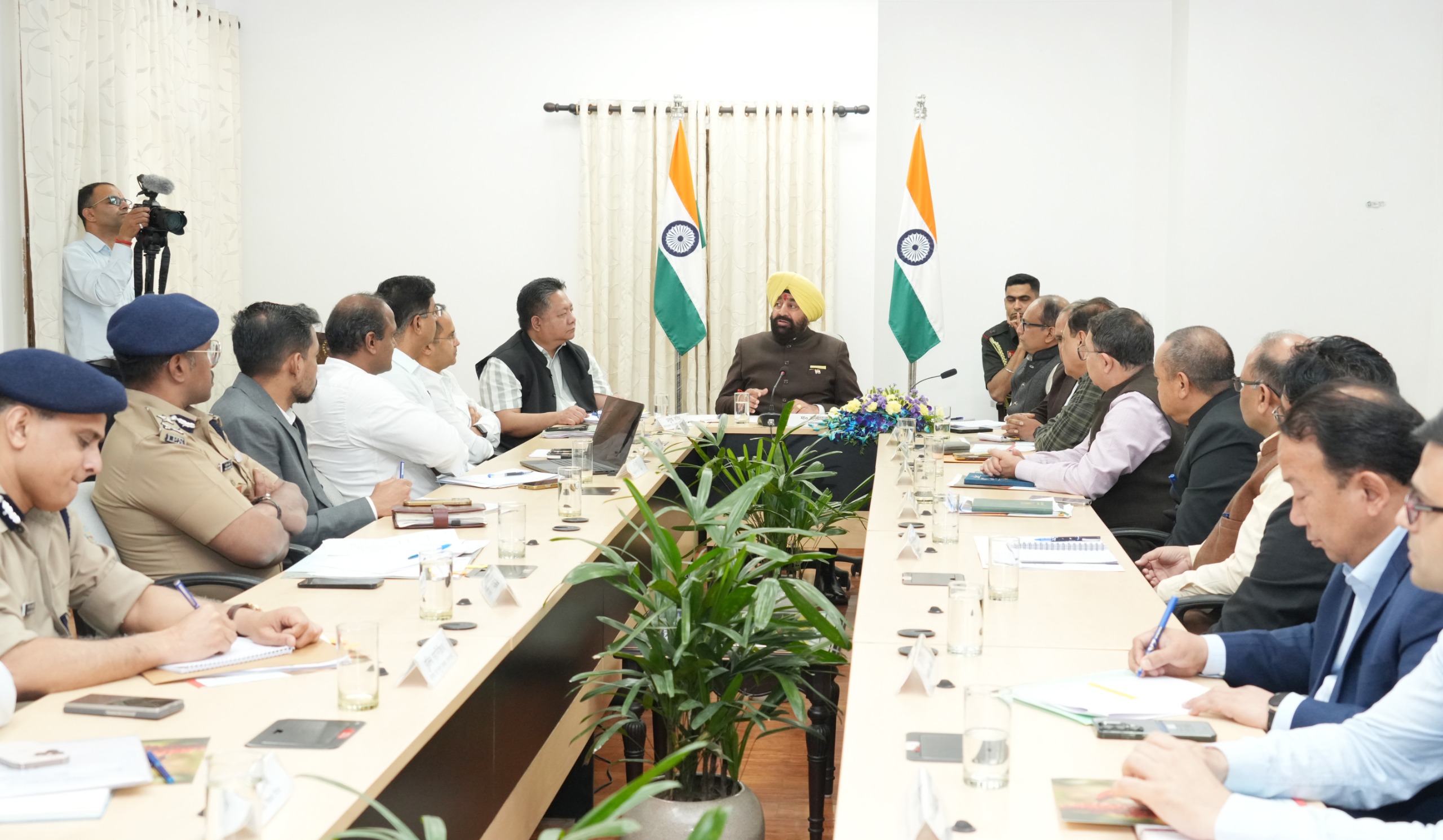 राज्यपाल ने की चारधाम यात्रा की तैयारियों की समीक्षा, यात्रा को सुरक्षित व सुव्यवस्थित बनाने के दिए निर्देश