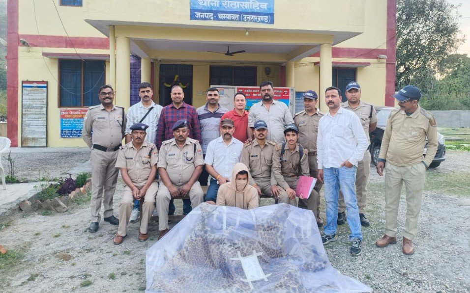 चंपावत में गुलदार की खाल के साथ तस्कर गिरफ्तार, फंदा लगाकर किया था शिकार…