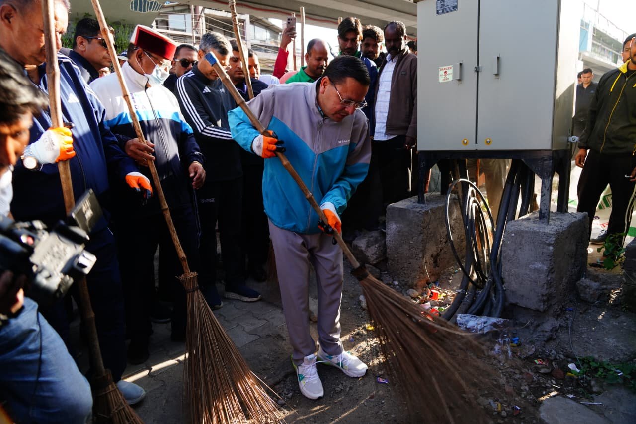 “स्वेच्छा से स्वच्छता” कार्यक्रम में शामिल हुए सीएम धामी, स्वच्छता के प्रति जागरूक रहने का दिया संदेश