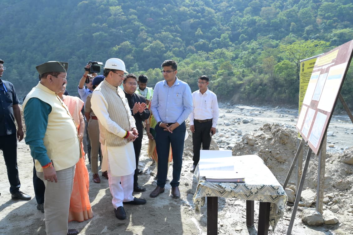 चारधाम यात्रा के मद्देनजर ग्राउंड जीरो पर उतरे मुख्यमंत्री, रुद्रप्रयाग से गुप्तकाशी तक सड़क मार्ग से किया निरीक्षण