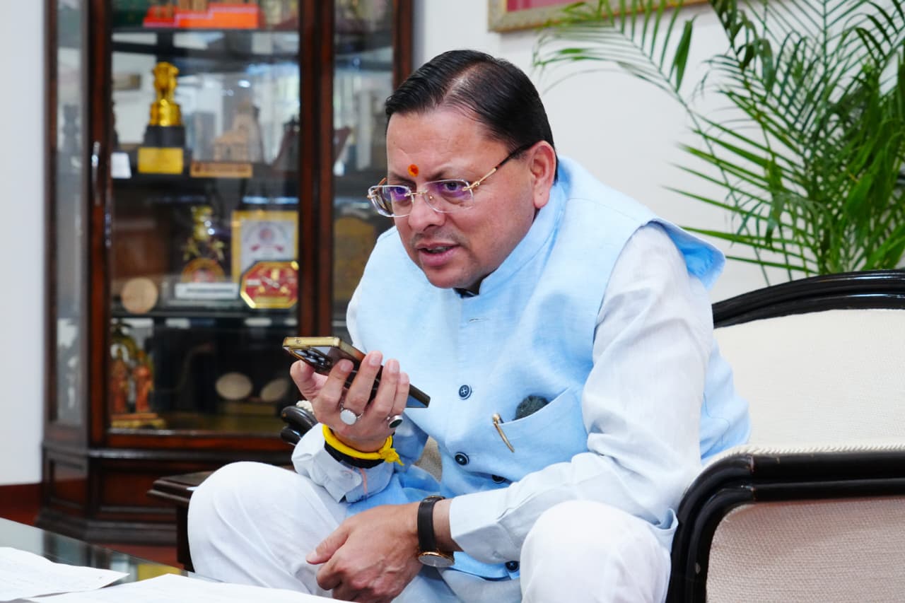 सीएम धामी ने बोर्ड परीक्षा के टॉपर्स से की बात, मेधावी विद्यार्थियों को दी शुभकामनाएं