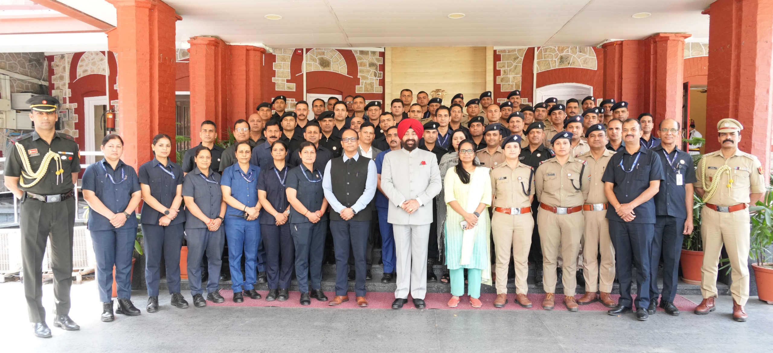 लोक भवन में सुरक्षाकर्मियों को मिली विशिष्ट पहचान, राज्यपाल गुरमीत सिंह ने किया बैज अलंकरण