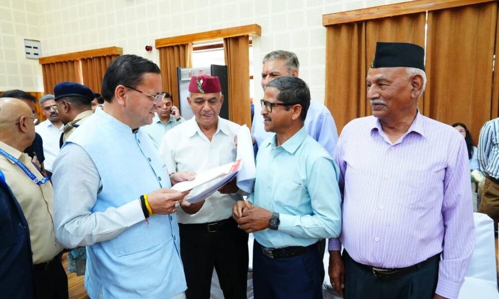 मुख्य सेवक सदन में सीएम धामी ने सुनी जनता की समस्याएं, कई प्रकरणों का मौके पर ही किया समाधान