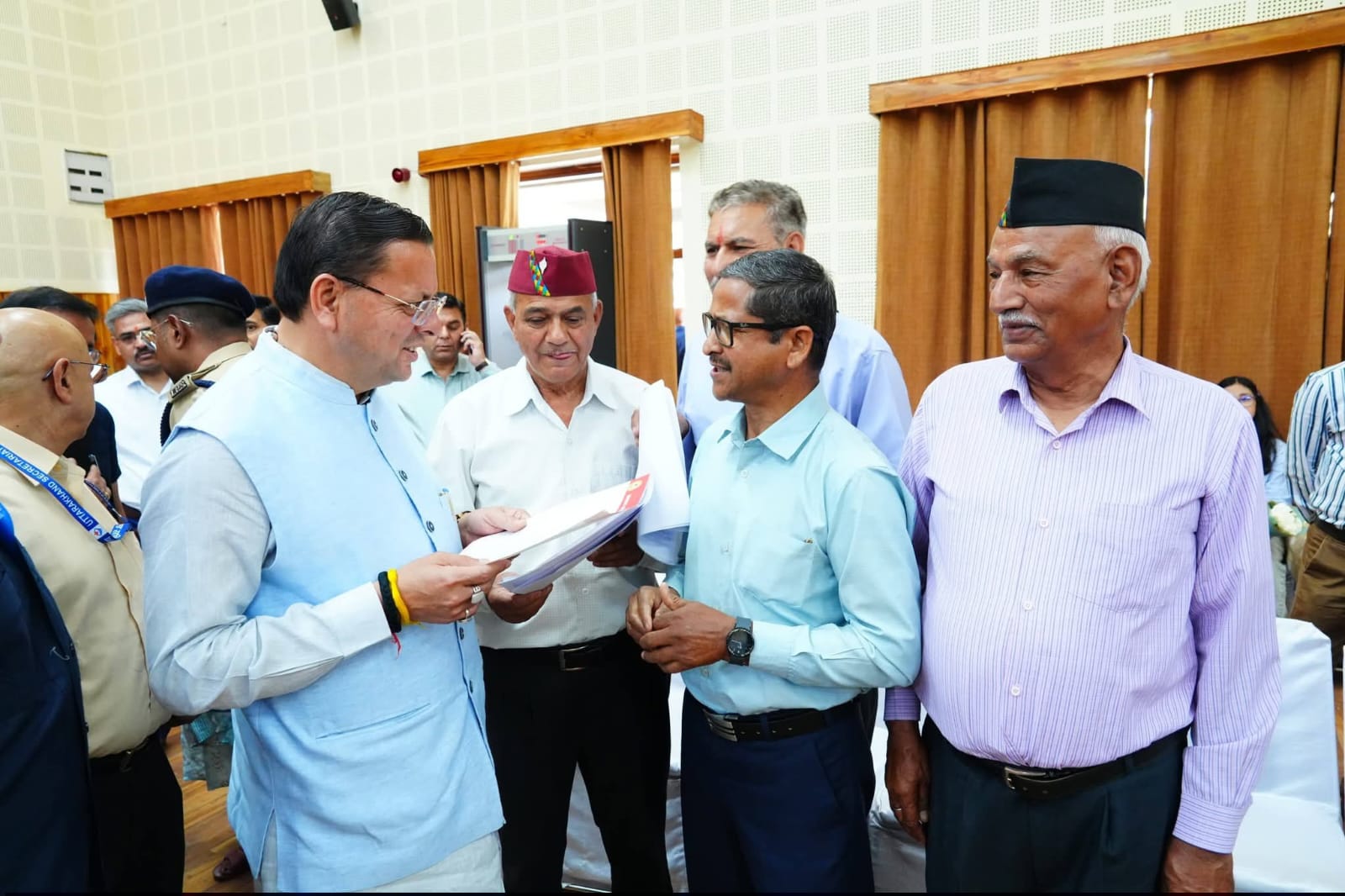 मुख्य सेवक सदन में सीएम धामी ने सुनी जनता की समस्याएं, कई प्रकरणों का मौके पर ही किया समाधान