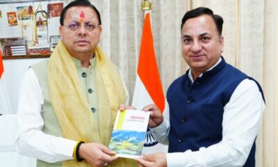 संयुक्त निदेशक के एस चौहान ने मुख्यमंत्री को भेंट की अपनी पुस्तक, पहलगाम हमले पर आधारित है पुस्तक