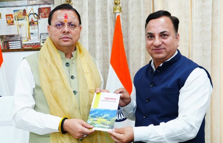 संयुक्त निदेशक के एस चौहान ने मुख्यमंत्री को भेंट की अपनी पुस्तक, पहलगाम हमले पर आधारित है पुस्तक