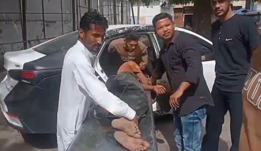 रामनगर में तेज रफ्तार का कहर, ओवरटेक के चक्कर में कार ने बाइक सवारों को मारी टक्कर