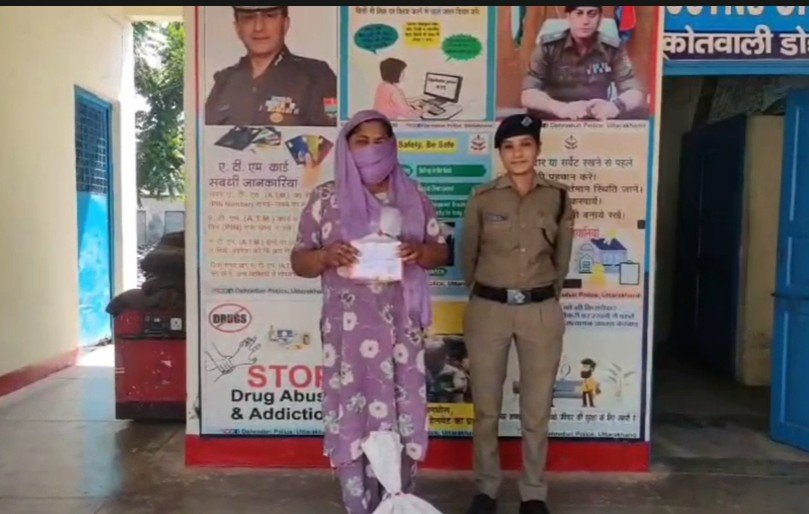 डोईवाला में महिला शराब तस्कर गिरफ्तार, 52 टेट्रा पैक देसी शराब बरामद 