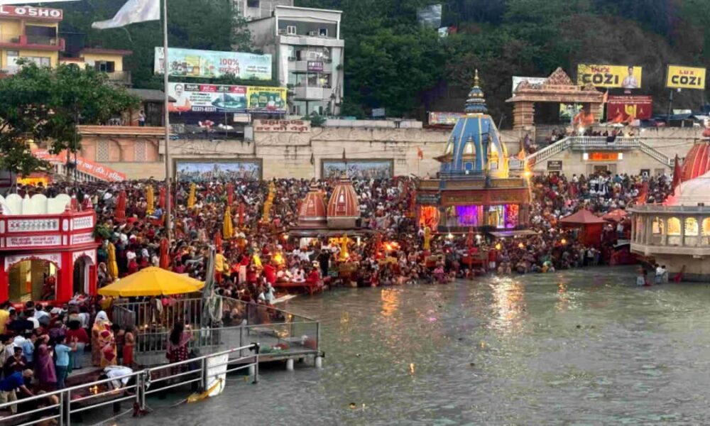 हरिद्वार में गंगा दशहरा के अवसर पर भारी भीड़, श्रद्धालु लगा रहे आस्था की डुबकी
