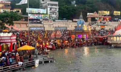 हरिद्वार में गंगा दशहरा के अवसर पर भारी भीड़, श्रद्धालु लगा रहे आस्था की डुबकी