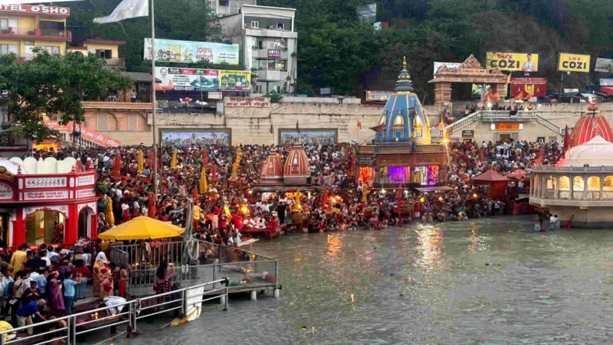 हरिद्वार में गंगा दशहरा के अवसर पर भारी भीड़, श्रद्धालु लगा रहे आस्था की डुबकी