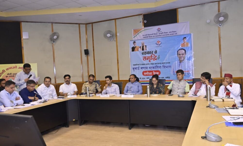 अल्मोड़ा में मंत्री धन सिंह रावत ने की अधिकारियों के साथ बैठक, हर विकासखंड में एक आदर्श सहकारिता गांव विकसित करने के निर्देश
