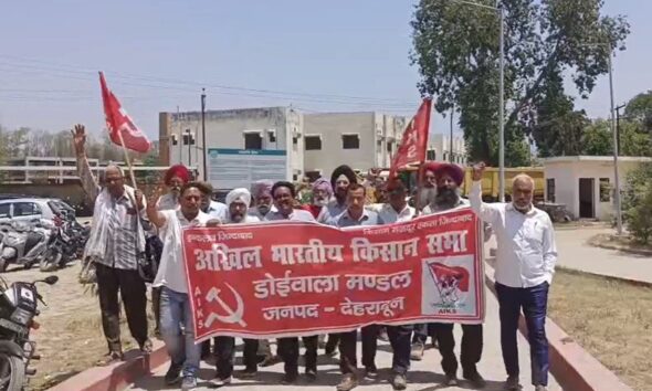 गन्ना मूल्य बढ़ाने को तहसील मुख्यालय पर गरजे किसान, स्मार्ट मीटर का भी किया विरोध