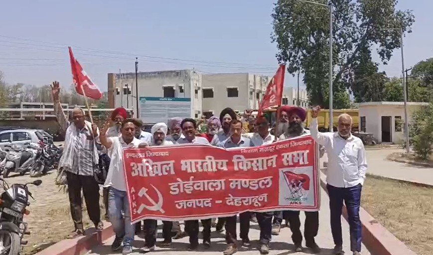 गन्ना मूल्य बढ़ाने को तहसील मुख्यालय पर गरजे किसान, स्मार्ट मीटर का भी किया विरोध