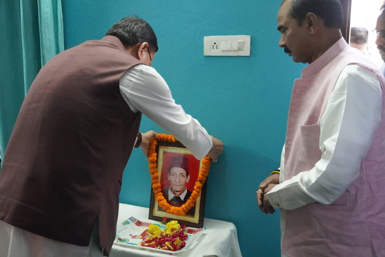 सीएम धामी ने बेरीनाग में जताया शोक, पूर्व सैनिक चंदन सिंह कोरंगा को दी श्रद्धांजलि..