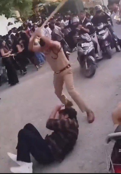 छात्रों से अभद्रता करने वाले पुलिसकर्मियों को किया लाइन हाजिर