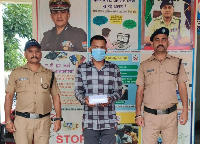 मोबाइल चोरी की घटना का 24 घन्टे में दून पुलिस ने किया खुलासा , अभियुक्त को चोरी के 07 मोबाइल फ़ोन सहित किया गिरफ्तार….