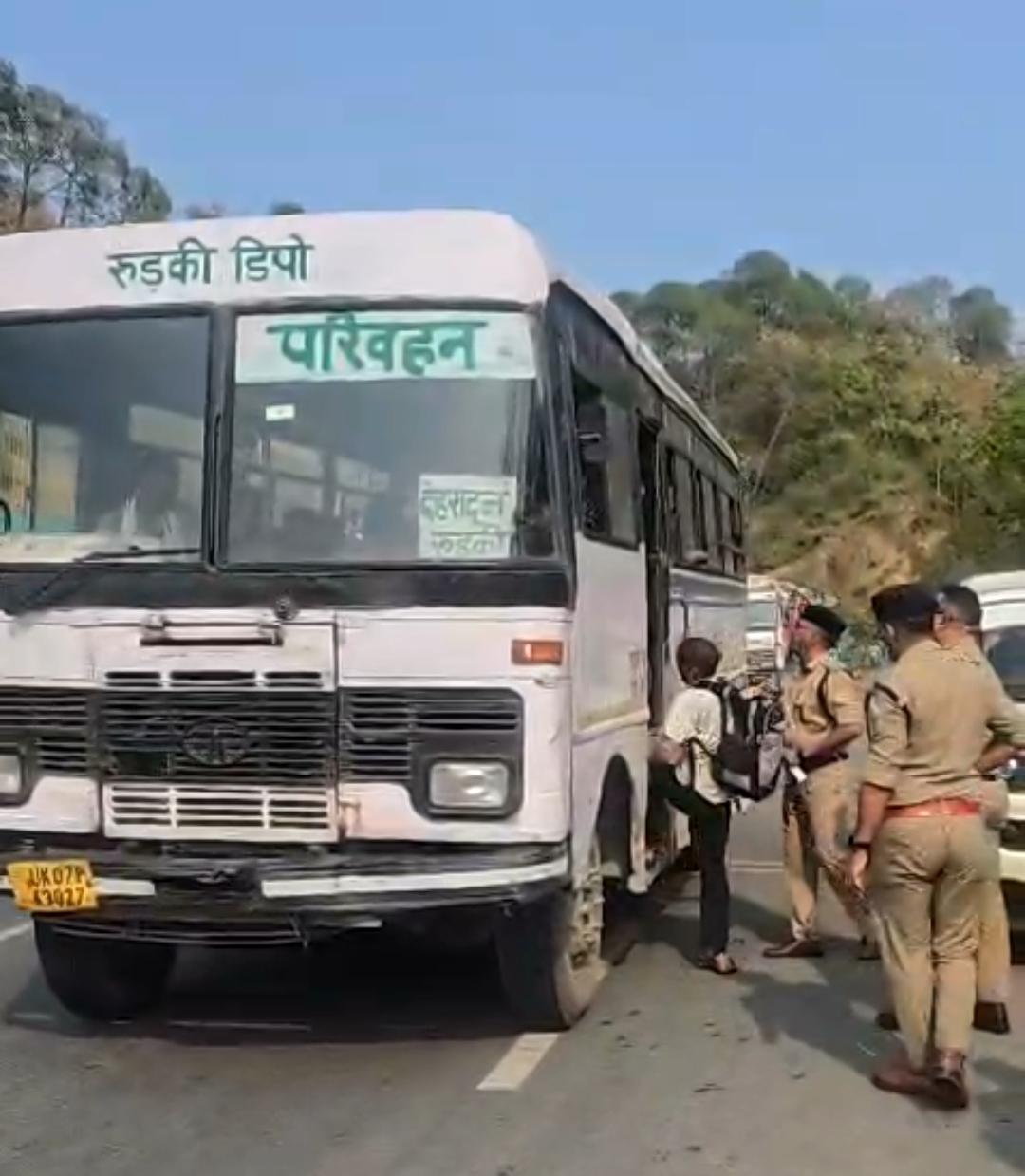 देहरादून में पुलिस ने ढोल नगाड़े बजाकर आदतन अपराधी को किया तड़ीपार