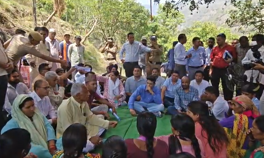 जिलाधिकारी पहुंचे दूरस्थ सल्ट ब्लॉक के तड़म गांव, मानव-वन्यजीव संघर्ष में मारे गए महिपाल सिंह के परिवार से की मुलाकात