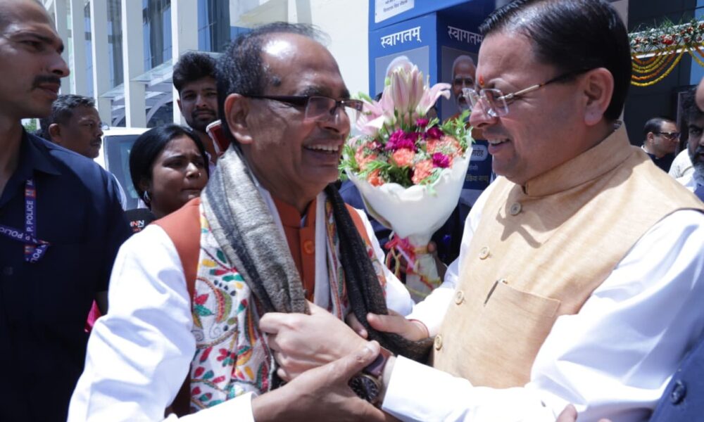 ‘अपनापन–नरेंद्र मोदी संग मेरे अनुभव’ के लोकार्पण कार्यक्रम में शामिल हुए सीएम धामी